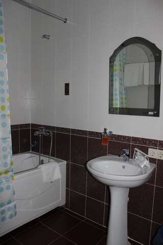 Гостиница Guest House Adel Кисловодск Двухместный номер с 2 двуспальными кроватями-4