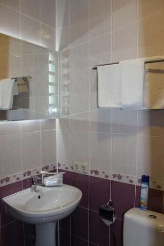Гостиница Guest House Adel Кисловодск Двухместный номер с 2 двуспальными кроватями-7